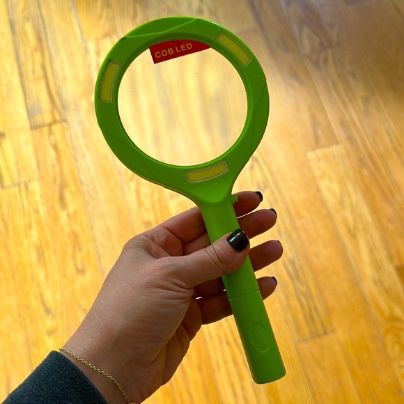 LED POWERED MAGNIFYING GLASS. WORKS WITH TWO AA BATTERIES - Picture 1 of 4